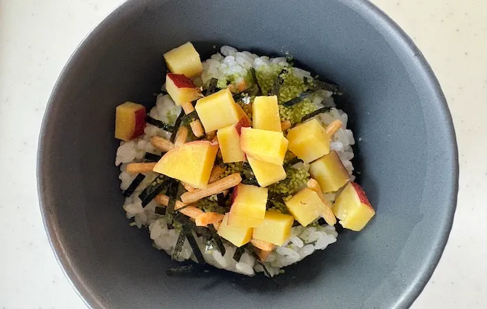 ご飯に『お茶づけ海苔』とさつまいもを乗せた画像（撮影：エニママ）
