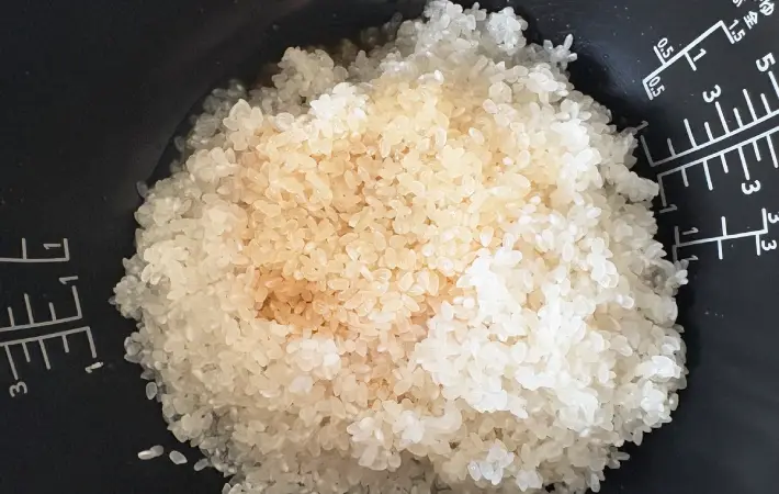 炊飯釜に、米、醤油、みりんを入れた画像（撮影：エニママ）