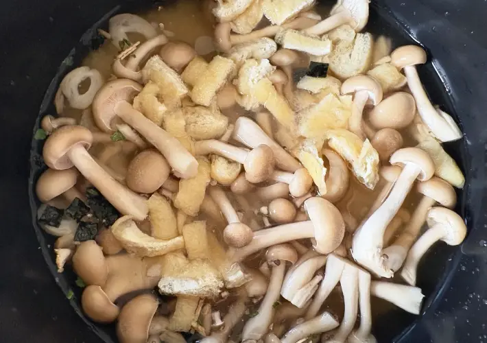 水、『松茸の味お吸いもの』、しめじ、油揚げを入れた画像（撮影：エニママ）