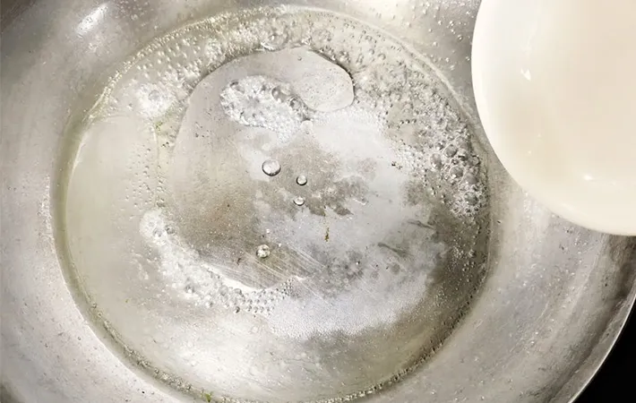 カンタン酢をフライパンに入れた画像（撮影:エニママ）