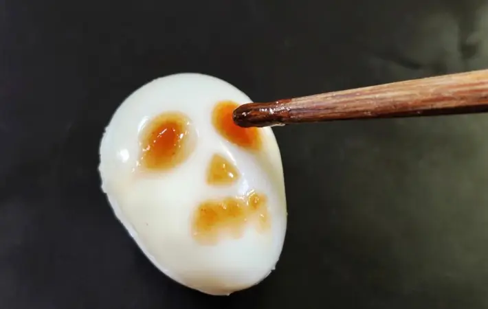 ケチャップで色をつけている画像（撮影：エニママ）