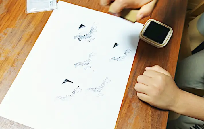 子供がスタンプを押している画像（撮影：エニママ）