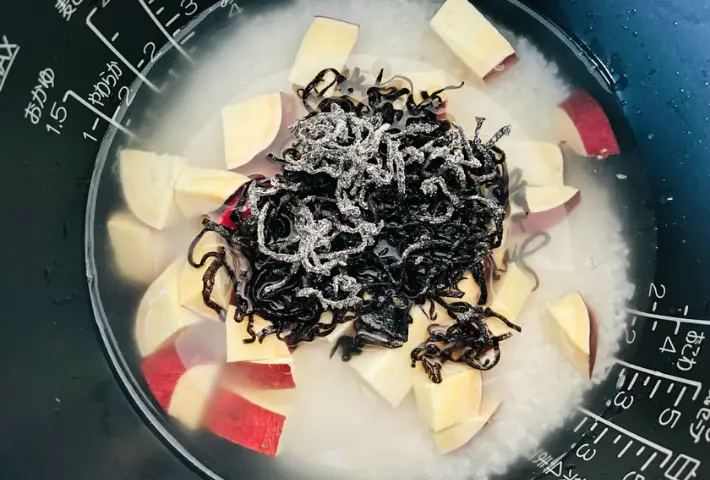 研いだ米に塩こんぶとさつまいもを入れた画像（撮影：エニママ）