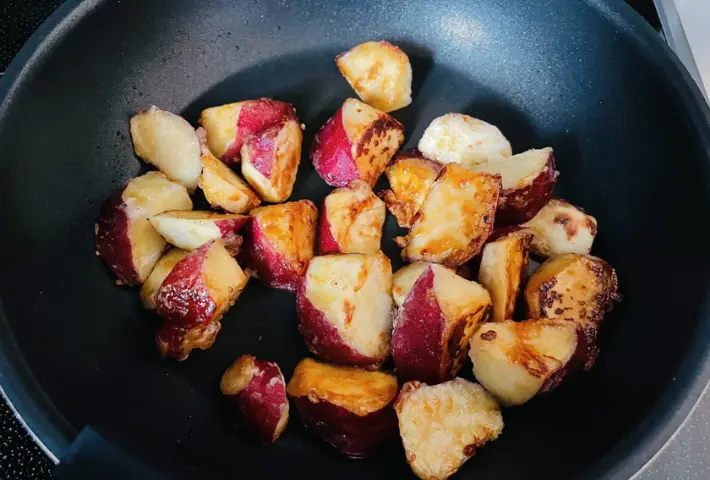 焼いたさつまいもに焼肉のたれを絡めた画像（撮影：エニママ）