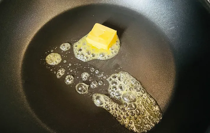 フライパンでバターを熱している画像（撮影:エニママ）