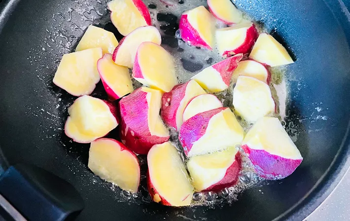 さつまいもを焼いている画像（撮影:エニママ）
