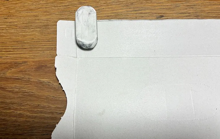 厚紙の上に消しゴムをのせた画像（撮影:エニママ）