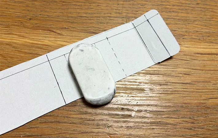 厚紙に必要な線を引いた画像（撮影:エニママ）