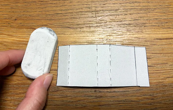 消しゴムに合わせたサイズに線を引いた画像（撮影:エニママ）