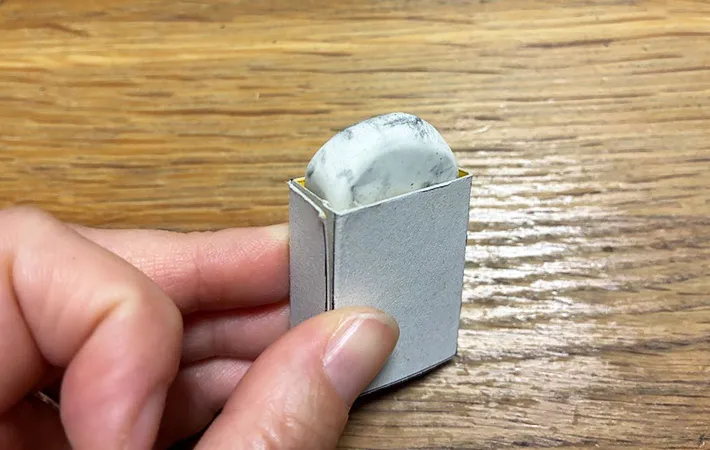 厚紙を消しゴムに巻いている画像（撮影:エニママ）
