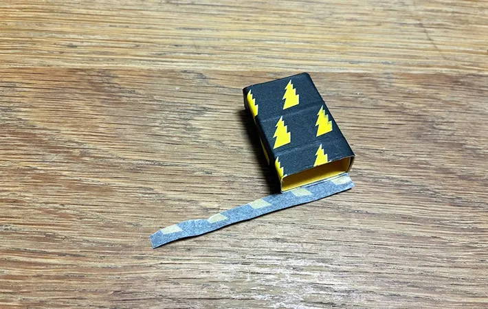 巻いたマスキングテープのはみ出た部分を切った画像（撮影:エニママ）