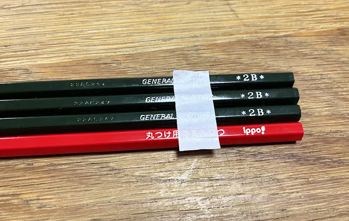 鉛筆を並べてマスキングテープを貼った画像（撮影：エニママ）
