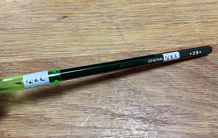 鉛筆と鉛筆のキャップに名前シールを貼った画像（撮影：エニママ）