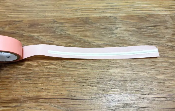 マスキングテープにラッピングタイを載せた画像（撮影：エニママ）