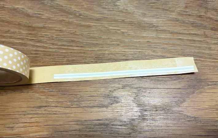 ラッピングタイをマスキングテープの下半分に載せた画像（撮影：エニママ）
