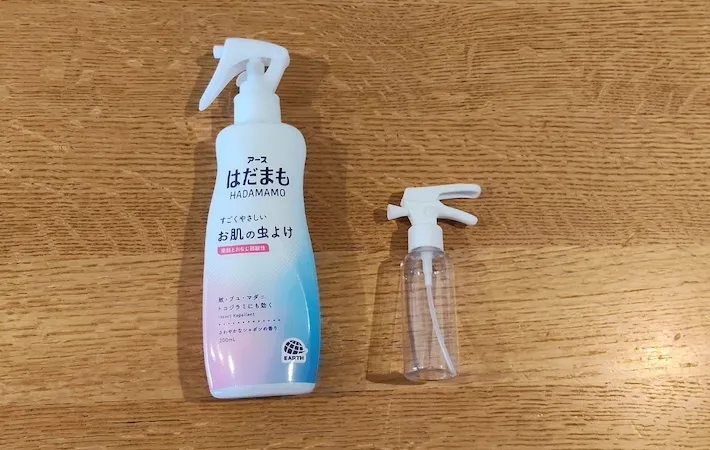 通常サイズの虫よけスプレーと比べたところ（撮影：エニママ）