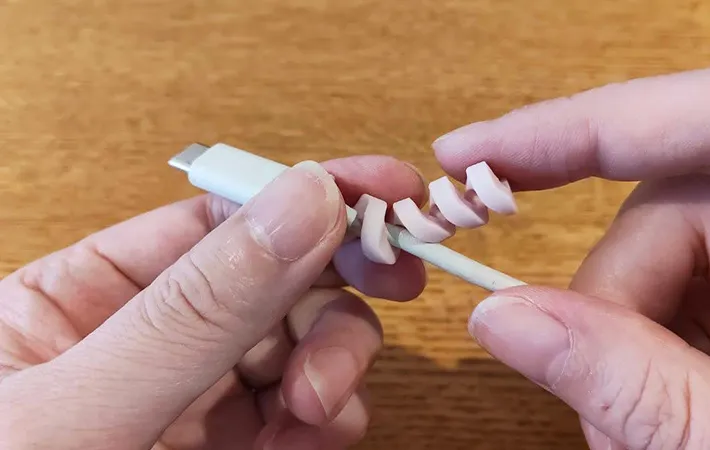 ケーブルプロテクターをケーブルつけている画像（撮影:エニママ）