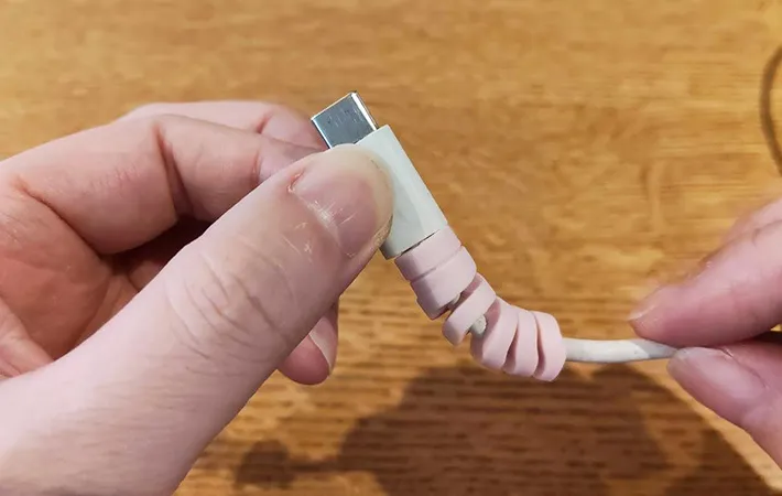 プロテクター取り付け後、ケーブルを曲げている画像（撮影:エニママ）
