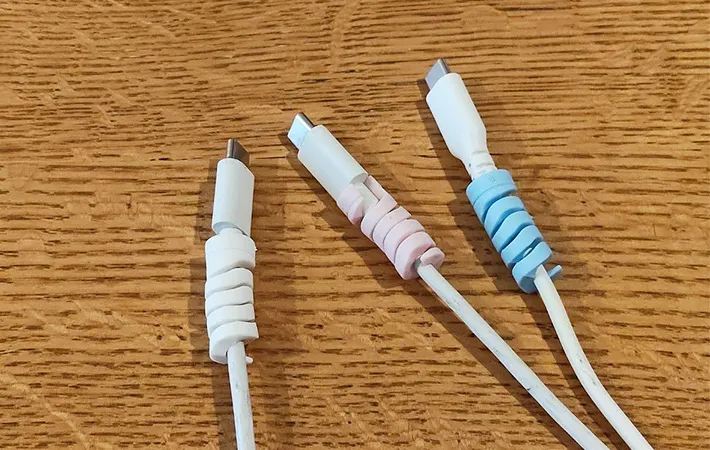 ケーブルプロテクターの色で見分けがつきやすくなっている画像（撮影:エニママ）