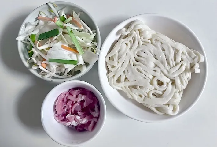 うどん、カット野菜、豚肉の画像（撮影：エニママ）