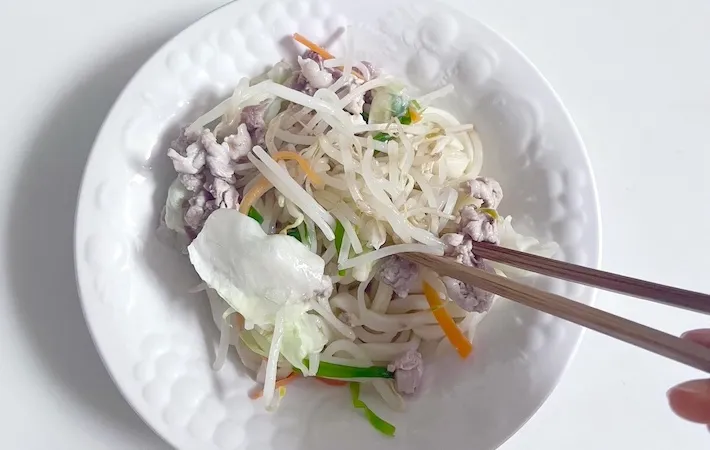 焼きうどんを箸で混ぜている調理中の画像（撮影：エニママ）