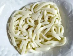 温める前のうどん（撮影：エニママ）