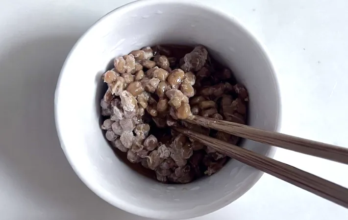 納豆にタレを加え混ぜる画像（撮影：エニママ）