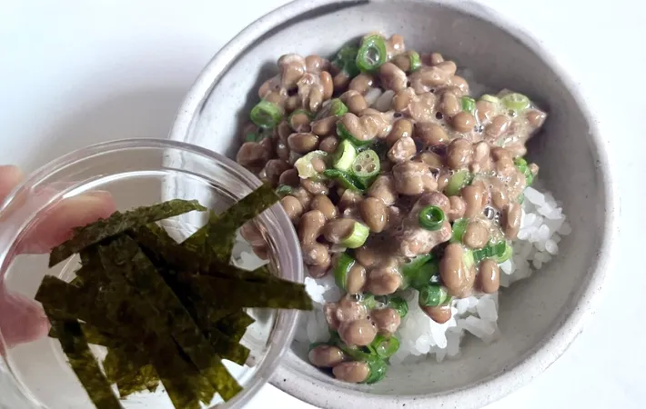 ご飯に海苔をかける画像（撮影：エニママ）