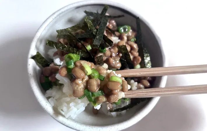 ご飯、箸で持ち上げる画像（撮影：エニママ）