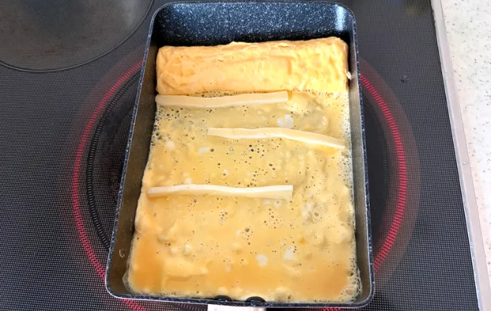 チータラ3本をのせた卵の画像（撮影：エニママ）