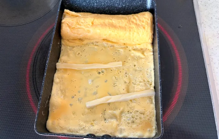 チータラ2本を入れた卵の画像（撮影：エニママ）