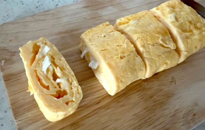 まな板の上でカットした玉子焼きの画像（撮影：エニママ）