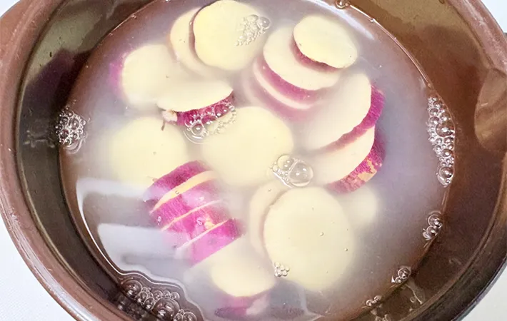 さつまいもを水にさらしてアク抜きをしている画像（撮影：エニママ）