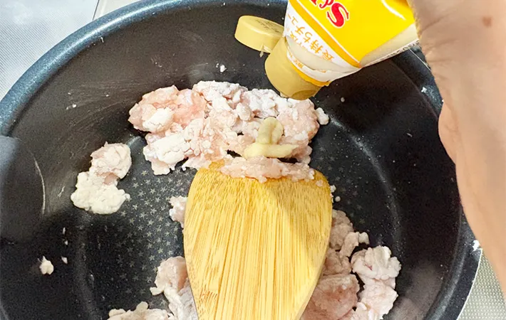 鶏ひき肉とすりおろし生姜を炒めている画像（撮影：エニママ）