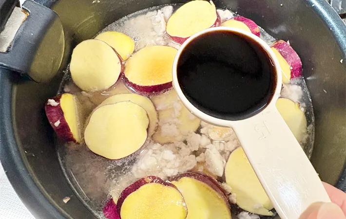醤油を加えている画像（撮影：エニママ）