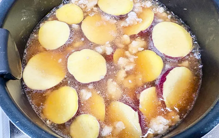 調味料を煮立たせている画像（撮影：エニママ）