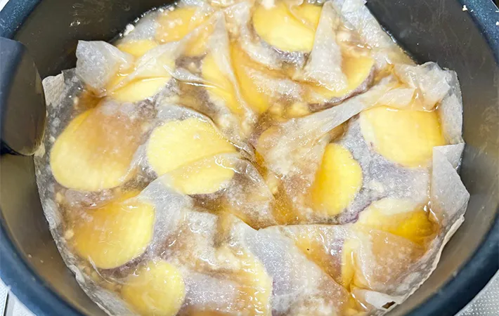 キッチンペーパーで落し蓋をしている画像（撮影：エニママ）