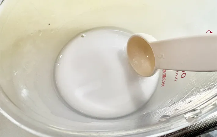 水と片栗粉を混ぜている画像（撮影：エニママ）
