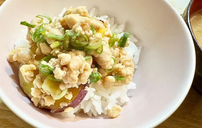 『さつまいもの鶏そぼろあんかけ』を白米にかけた画像（撮影：エニママ）