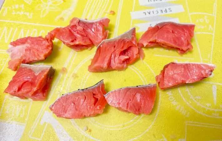 鮭を四等分に切った画像（撮影：エニママ）
