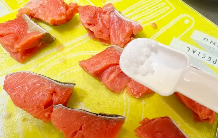 鮭に塩で下味を付けている画像（撮影：エニママ）