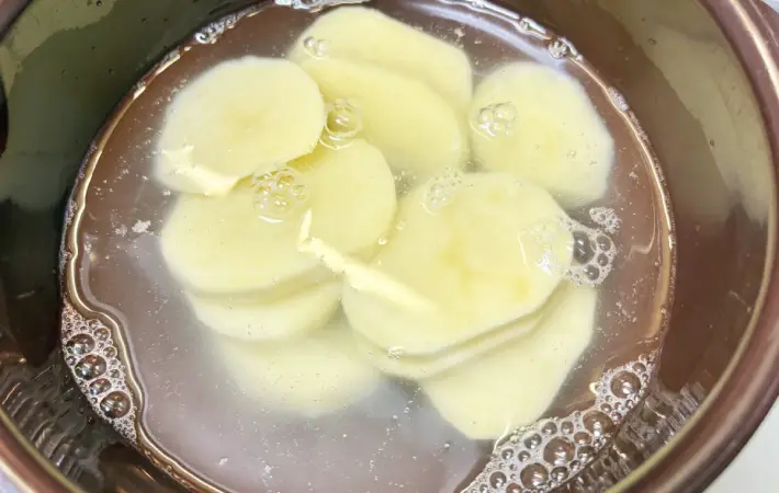 じゃがいもを水にさらしている画像（撮影：エニママ）