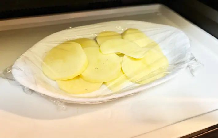 じゃがいもを電子レンジで加熱している画像（撮影：エニママ）