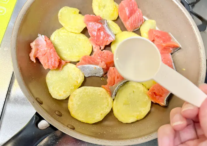 水を加えている画像（撮影：エニママ）