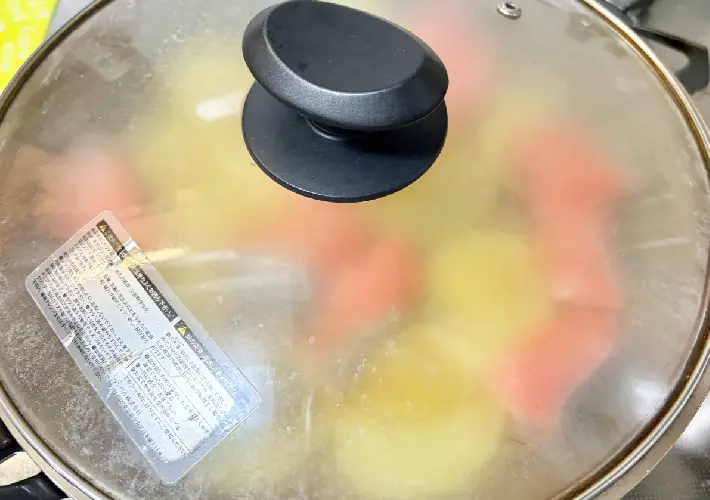 蓋をして蒸し焼きにしている画像（撮影：エニママ）