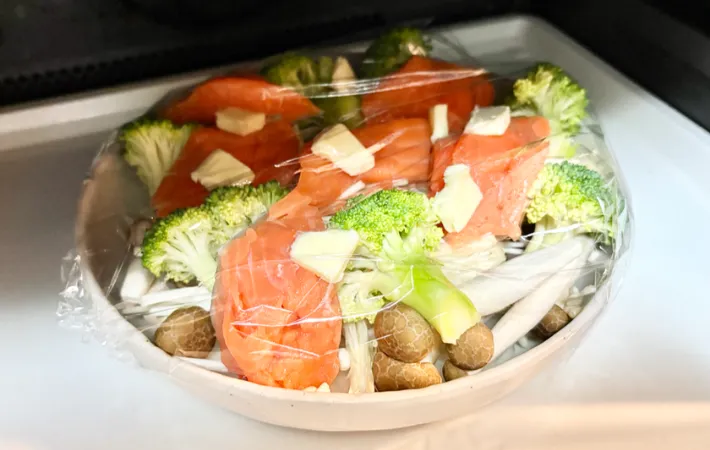 電子レンジで加熱している画像（撮影：エニママ）
