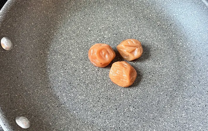 梅干しをフライパンで焼く画像（撮影：エニママ）