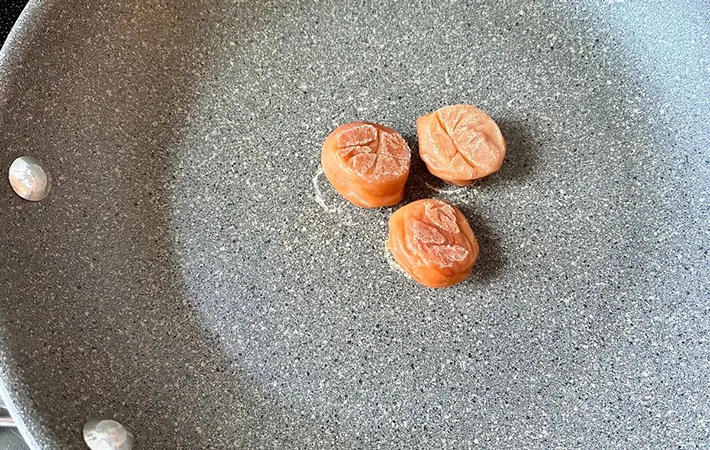 梅干しを焼く画像（撮影：エニママ）