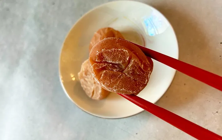 焼き梅干しを箸で持ち上げる画像（撮影：エニママ）