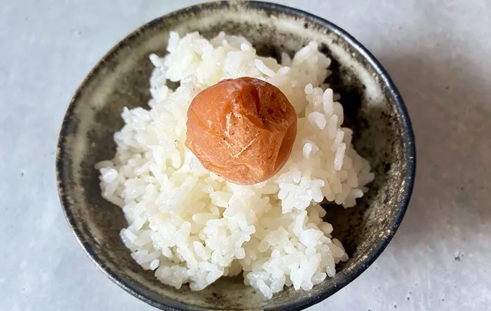 焼き梅干しをご飯にのせた画像（撮影：エニママ）
